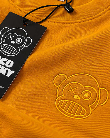 Camiseta amarilla con bordado de un mono y etiqueta de Loco Monky