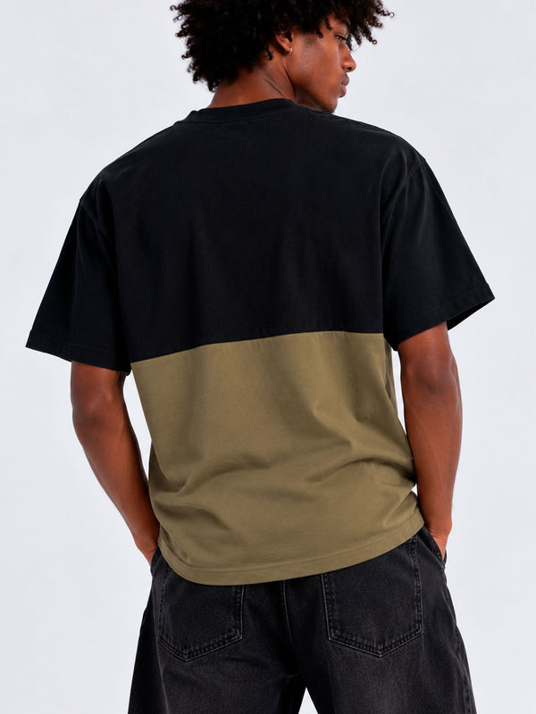 Camiseta de hombre en negro y oliva, con diseño de bloques de color y corte relajado, vista trasera.