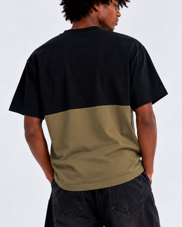 Camiseta de hombre en negro y oliva, con diseño de bloques de color y corte relajado, vista trasera.