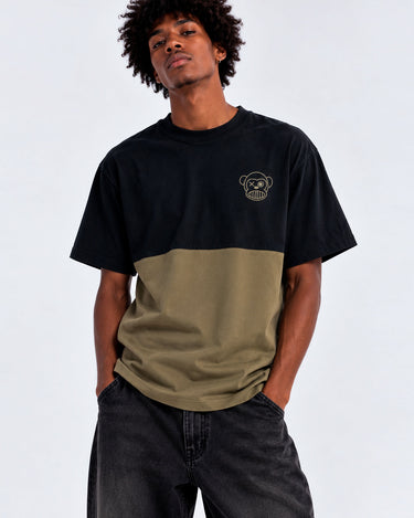 Camiseta de hombre en colores oliva y negro, con logo de mono en el pecho, estilo casual.