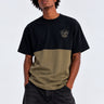 Camiseta de hombre en colores oliva y negro, con logo de mono en el pecho, estilo casual.