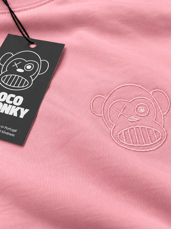 Camiseta rosa con bordado de un mono y etiqueta negra de Loco Monky