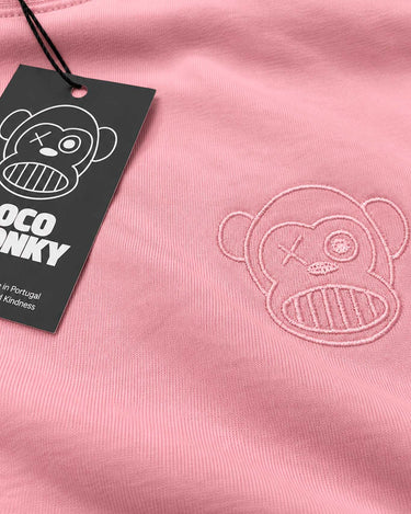 Camiseta rosa con bordado de un mono y etiqueta negra de Loco Monky