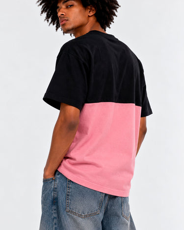 Camiseta de hombre en color negro y rosa, con diseño de bloques de color, vista trasera.
