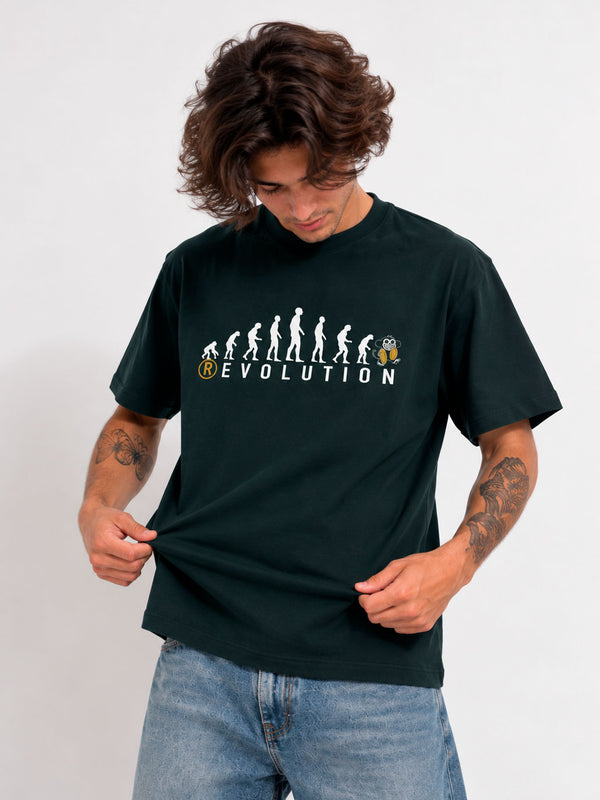 Camiseta negra con diseño de evolución y texto 'REVOLUTION', modelo masculino mostrando la prenda.