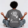 Camiseta gris oscuro con diseño de mono en la espalda, texto "THE TRIP IS THE TRUTH" debajo del diseño.