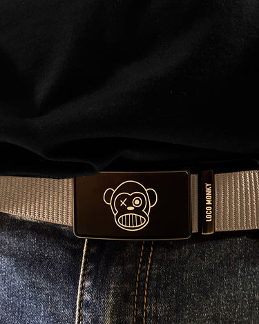 Cinturón ajustable Loco Monky Beige, un accesorio urbano en nylon duradero con hebilla metálica. Perfecto para tu estilo.