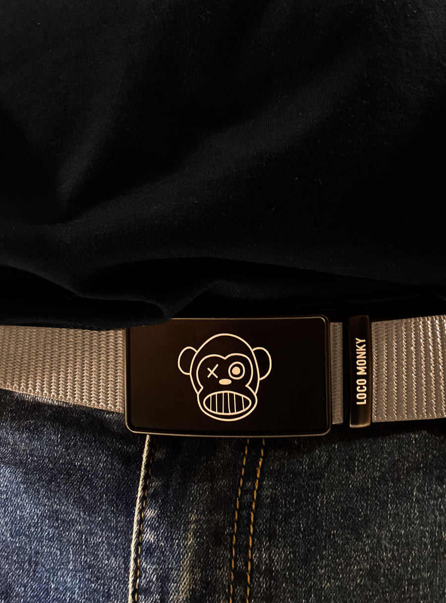 Cinturón ajustable Loco Monky Beige, un accesorio urbano en nylon duradero con hebilla metálica. Perfecto para tu estilo.