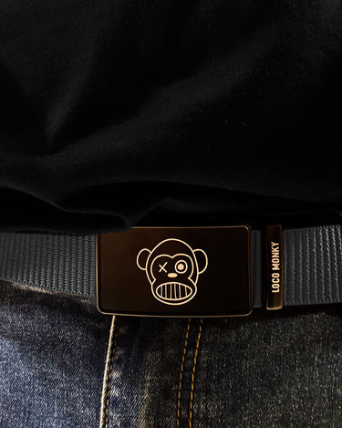 Cinturón ajustable Loco Monky Grey, un accesorio urbano y moderno, ideal para un estilo versátil y cómodo.