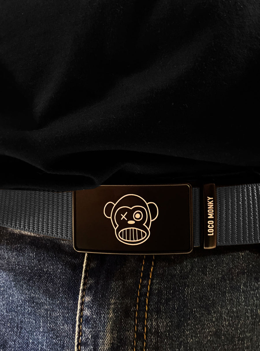 Cinturón ajustable Loco Monky Grey, un accesorio urbano y moderno, ideal para un estilo versátil y cómodo.