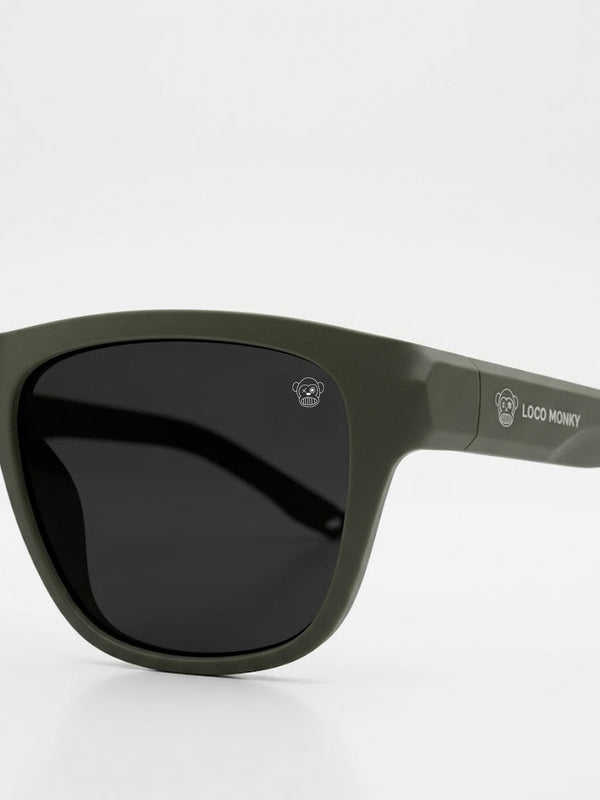 Gafas de sol unisex Loco Monky Dark Green, montura verde oliva y lentes oscuros con logo en la patilla.