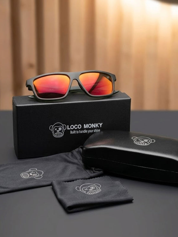 Gafas de sol unisex Loco Monky Green/Red, montura TR90 ultraligera, lentes espejo naranja-rojo, estuche y paños.