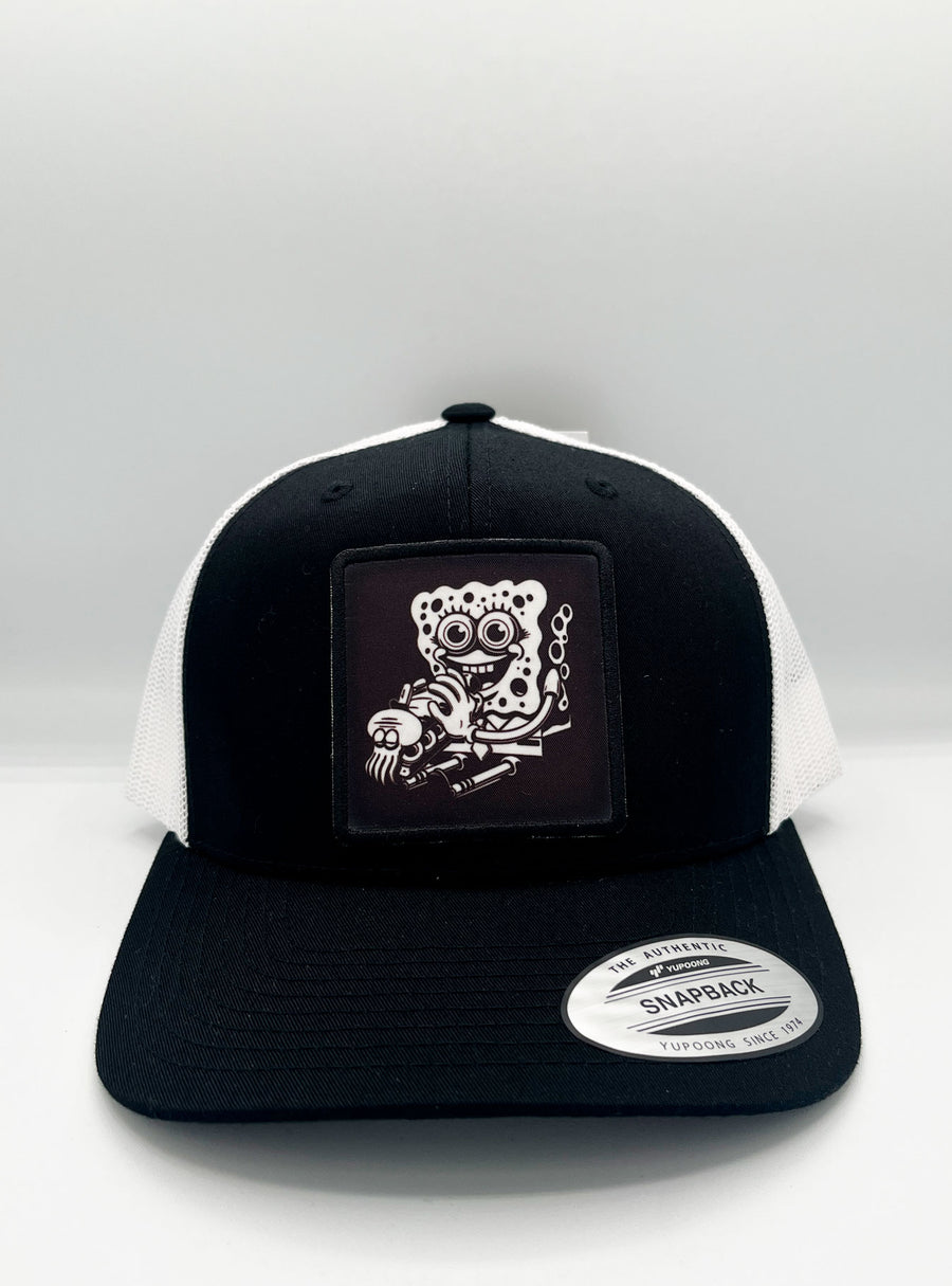 Gorra trucker Squid Sandwich de Loco Monky, negra con rejilla blanca y parche sublimado, perfecta para cualquier atuendo.