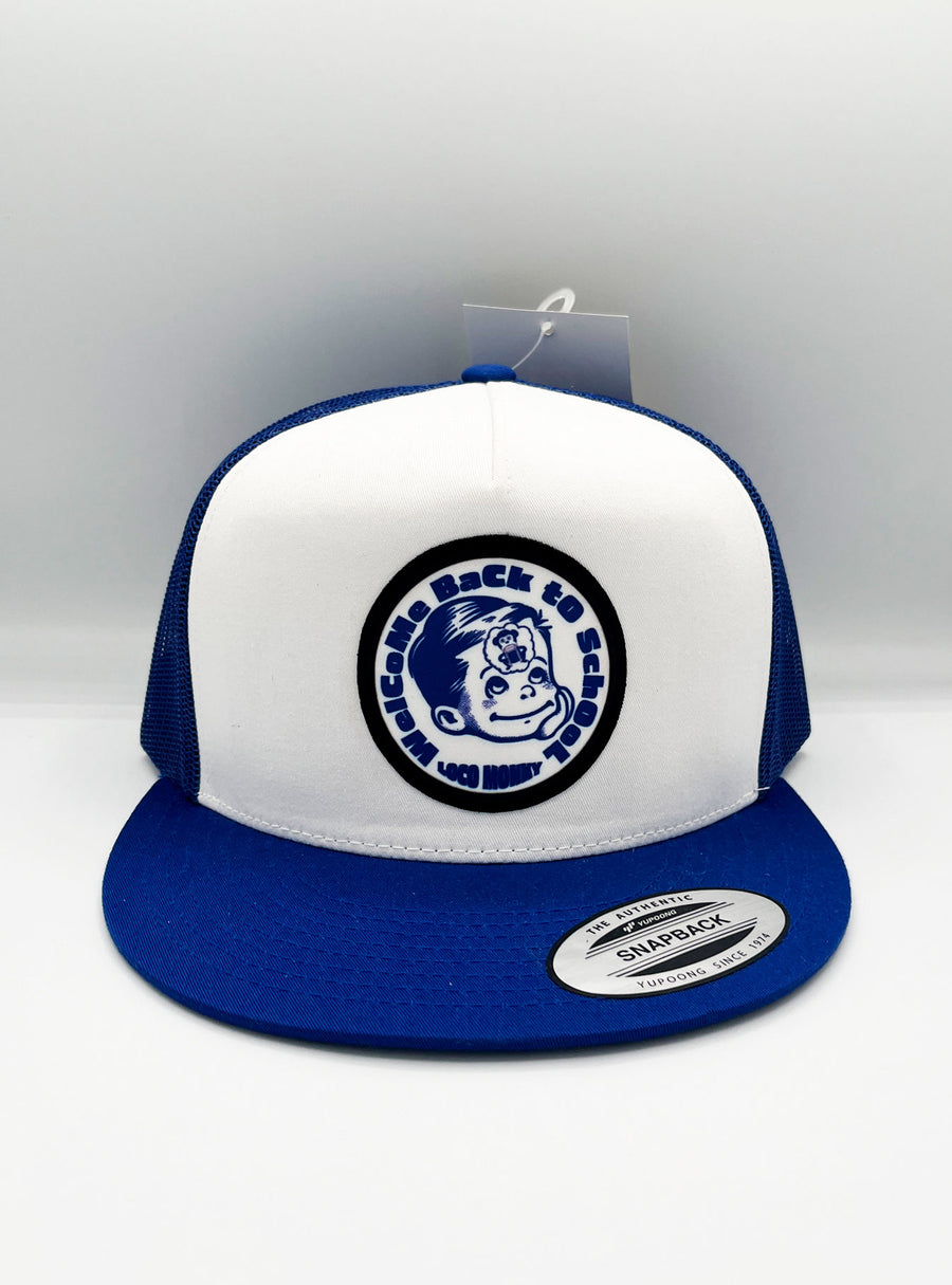 Gorra Visera plana Welcome Back de Loco Monky en blanco y azul, ideal para el regreso a clases con estilo.