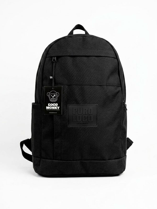 Mochila unisex color negro con etiqueta de Loco Monky y diseño en relieve en la parte frontal.