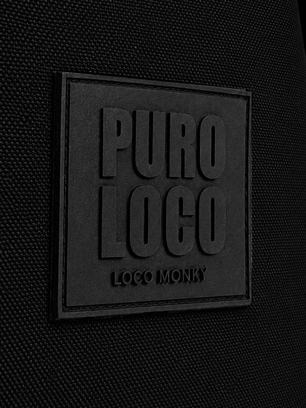 Etiqueta negra con relieve que dice 'PURO LOCO' y 'LOCO MONKY' en la mochila.