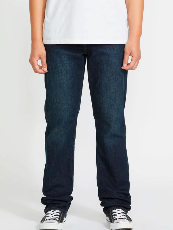 Pantalón vaquero oscuro para hombre, corte recto, con bolsillos frontales y traseros, usado con camiseta blanca.