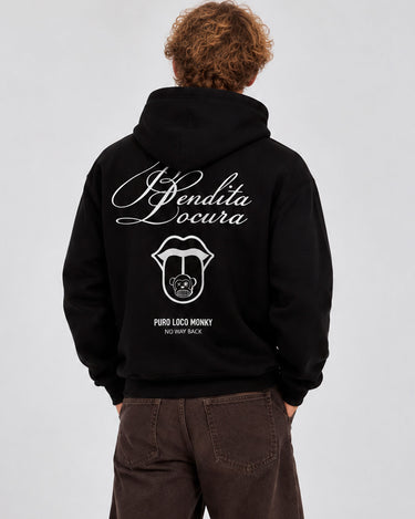 Sudadera negra con capucha, diseño en la parte trasera que incluye texto y un logo de un mono.
