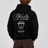 Sudadera negra con capucha, diseño en la parte trasera que incluye texto y un logo de un mono.