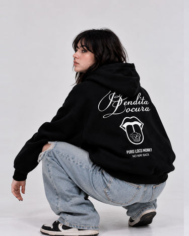 Sudadera negra con capucha, diseño en la espalda con texto y logo de Loco Monky, modelo en jeans claros.