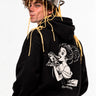 Sudadera negra unisex con diseño de princesa y rana en la parte posterior, modelo con pelo rizado y olla en la cabeza.