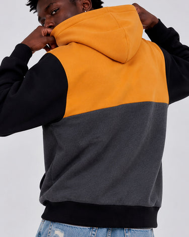 Sudadera con capucha en colores mostaza, negro y gris oscuro, vista trasera, con detalles de costura.