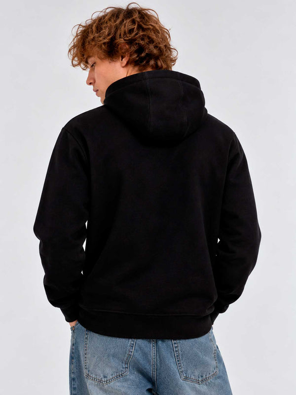 Sudadera negra con capucha, vista trasera, con detalles de costura visibles y ajuste cómodo.