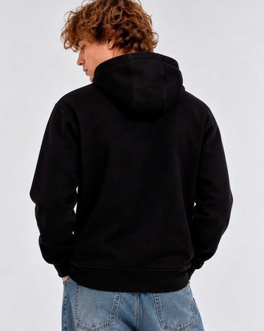 Sudadera negra con capucha, vista trasera, con detalles de costura visibles y ajuste cómodo.