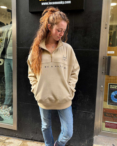 Sudadera unisex Oversize Love Me de Loco Monky, perfecta para un estilo urbano y auténtico. Ideal para cualquier ocasión.