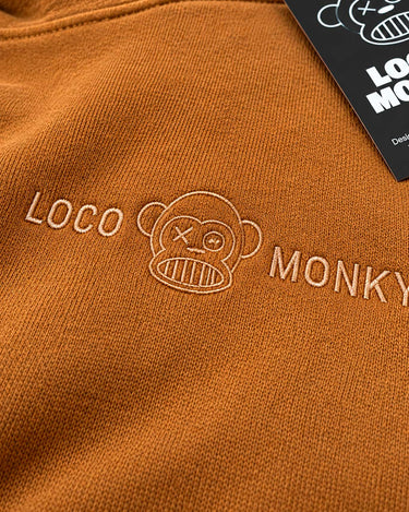 Sudadera oversize color marrón con logo bordado de Loco Monky en el pecho y etiqueta negra.