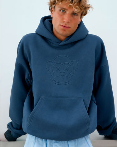 Sudadera unisex azul profundo con capucha y diseño de mono en relieve en el pecho
