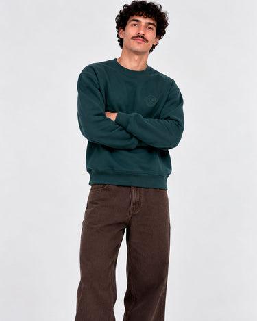 Sudadera de hombre color verde oscuro con cuello redondo, modelo de Loco Monky, con un hombre posando.