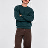 Sudadera de hombre color verde oscuro con cuello redondo, modelo de Loco Monky, con un hombre posando.